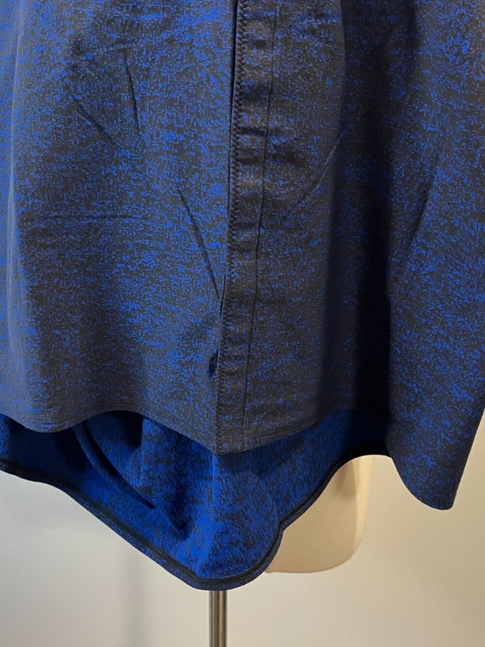 Lululemon Women's Blue and Black Textured Vinyasa infinity Scarf - Picture 3 of 5